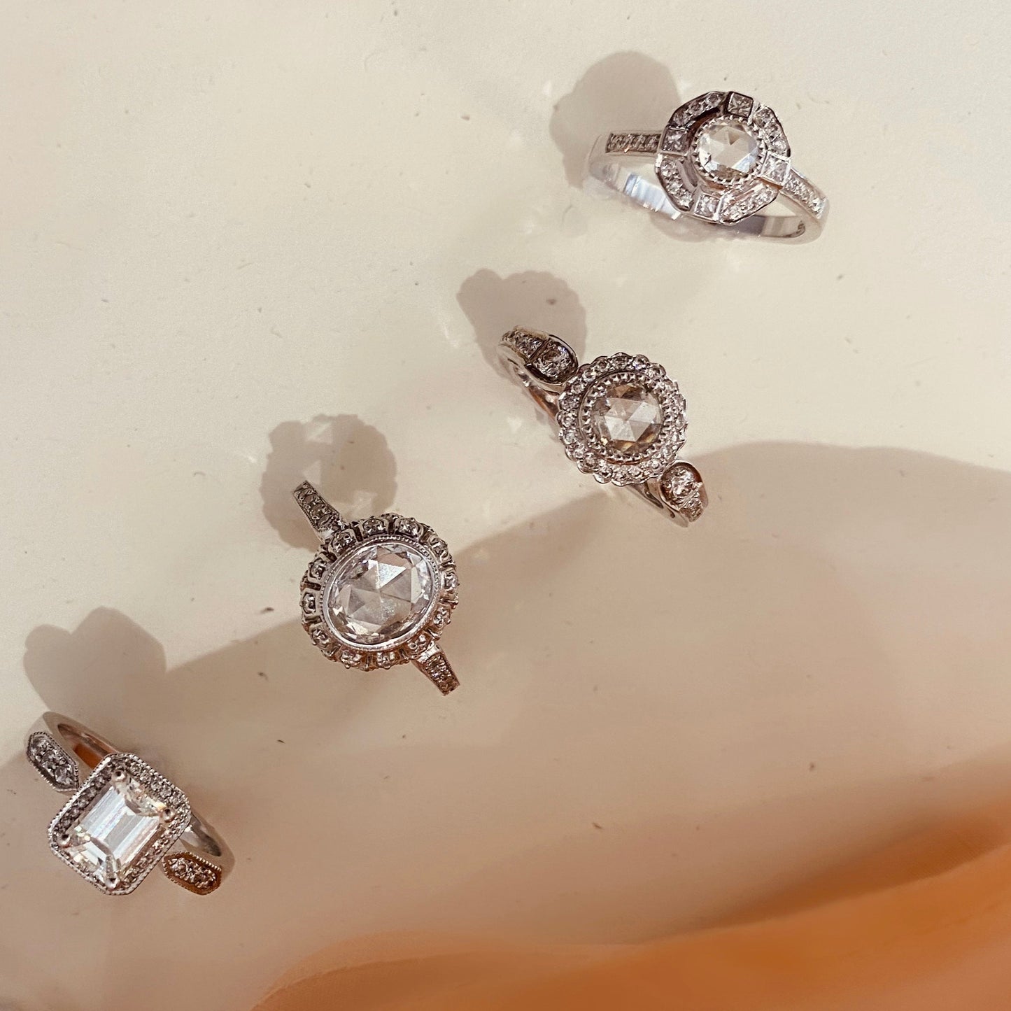 Moderne White Diamond Ring